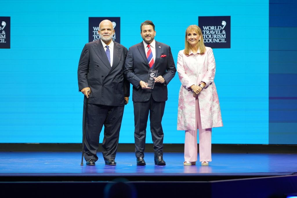 Nick Adams receives the WTTC Global Leadership Pioneer Award