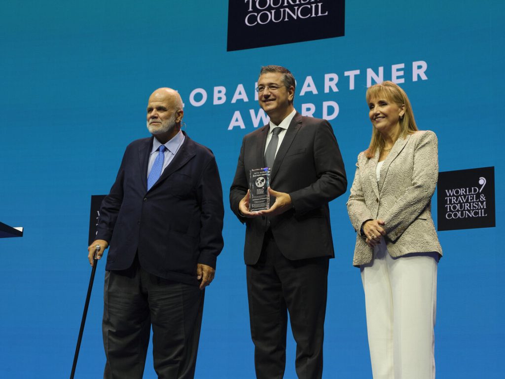 Apostolos Tzitzikostas receives the WTTC Global Partner Award