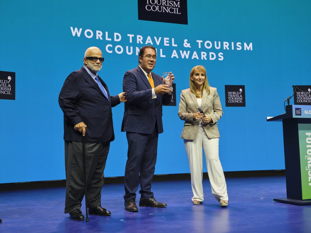 Carlo Micallef receives a WTTC Award
