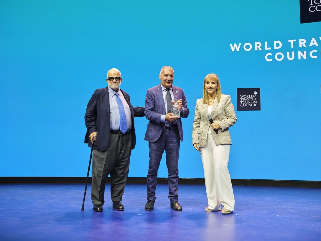 Minister Jo Etienne Abela receives a WTTC Award